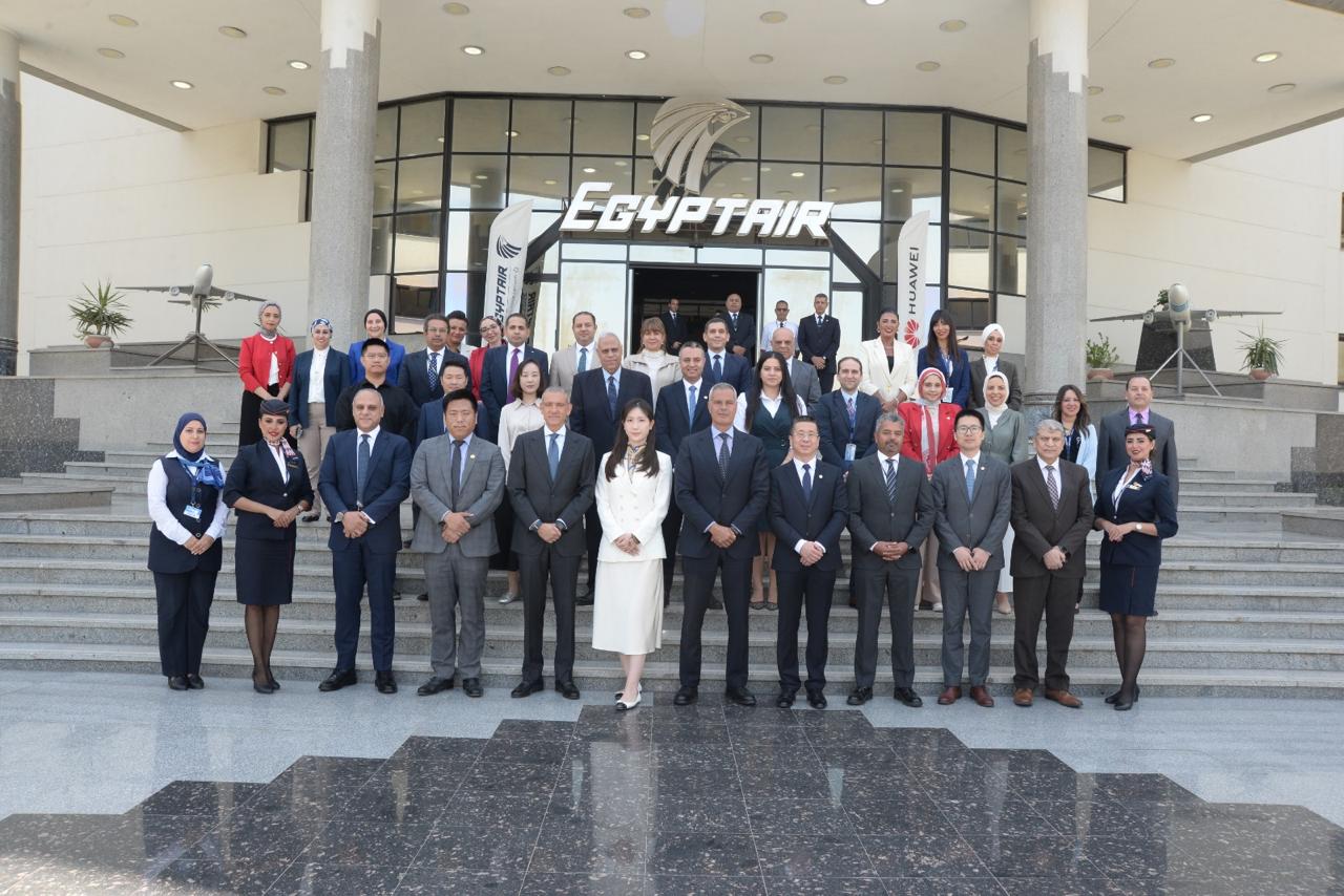 مصر للطيران وهواوي.. تعاون استراتيجي لدمج الخبرات الجوية مع الابتكارات الرقمية