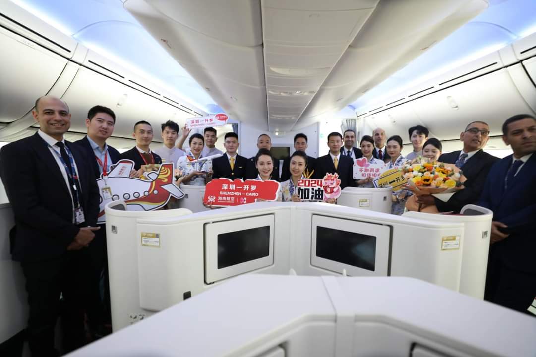 برش المياة ..مطار القاهرة يستقبل أولي رحلات شركة هاينان الصينية