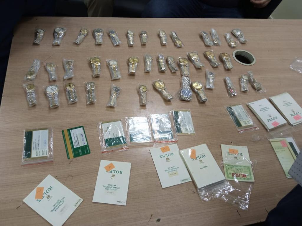 ضبط راكب عربي حاول تهريب 40 ساعة روليكس علي جسده بمطار القاهرة