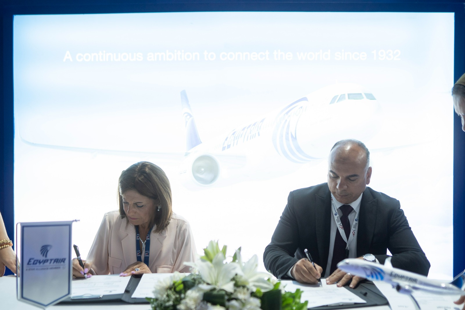 مصر للطيران توقع عقداً استراتيجياً مع شركة A Jet التركية لتقديم خدمات أرضية في المطارات المصرية