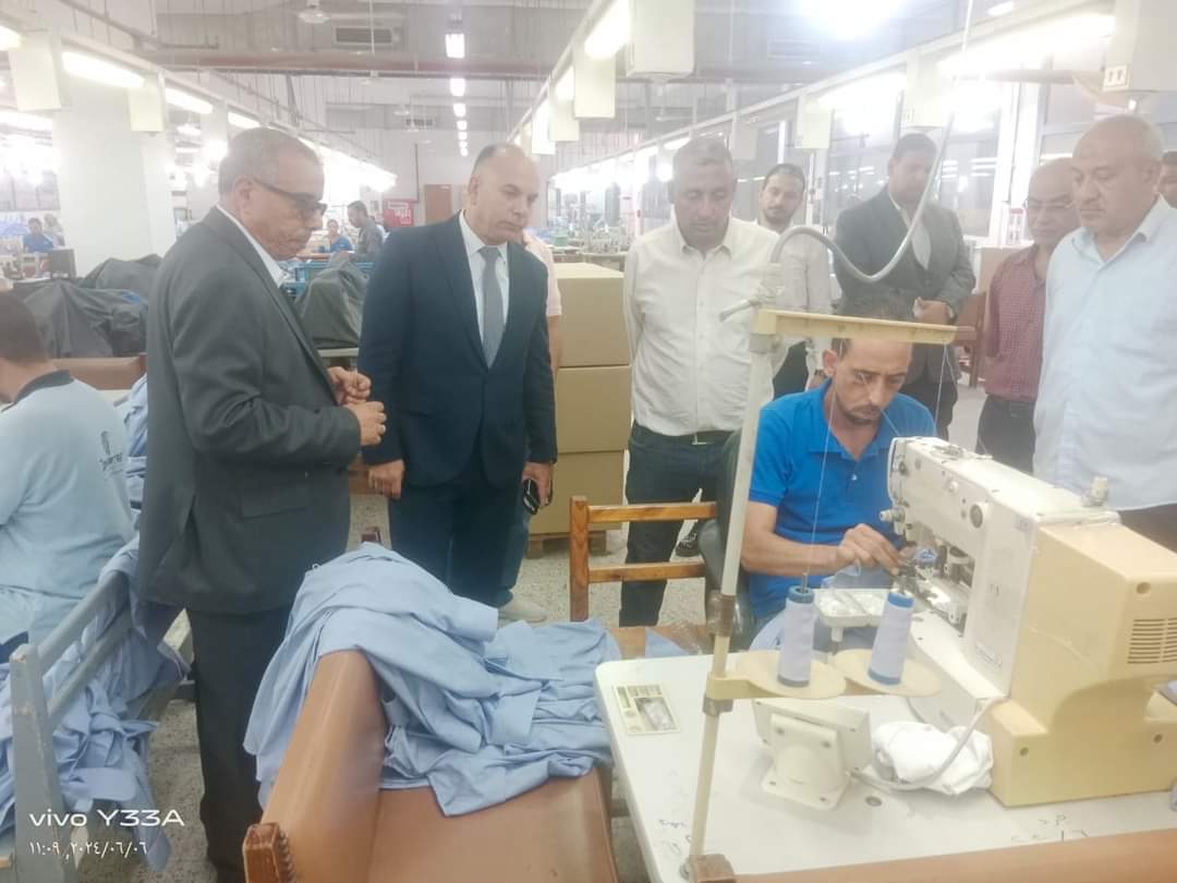 رئيس الخدمات الأرضية يتفقد مصنع الزي ويؤكد: الالتزام والتطوير مفتاح النجاح