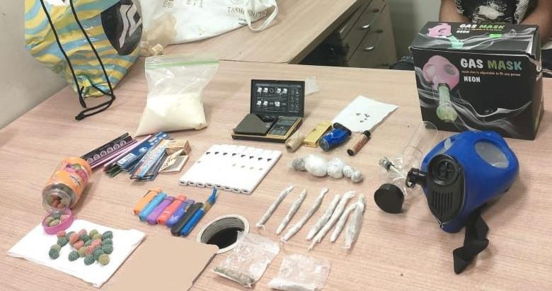 ضبط راكب بحوزته كمية متنوعة من المخدرات داخل عبوات الشامبو ومعجون الأسنان