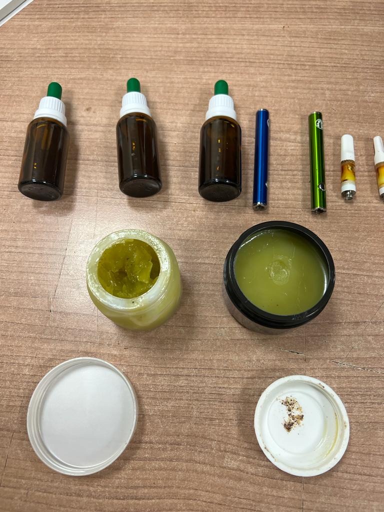 ضبط راكبان اجنبيان بحوزتهما مخدرات متنوعة