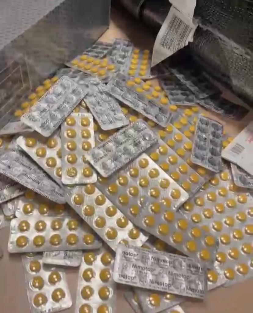 جمارك مطار القاهرة تحرر 20 محضر تهريب أسلحة بيضاء وأدوية ومخدرات.. صور