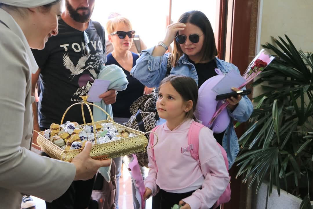 مطار مرسى مطروح يستقبل أولى رحلات الشارتر من بولندا وسط احتفالات شعبية