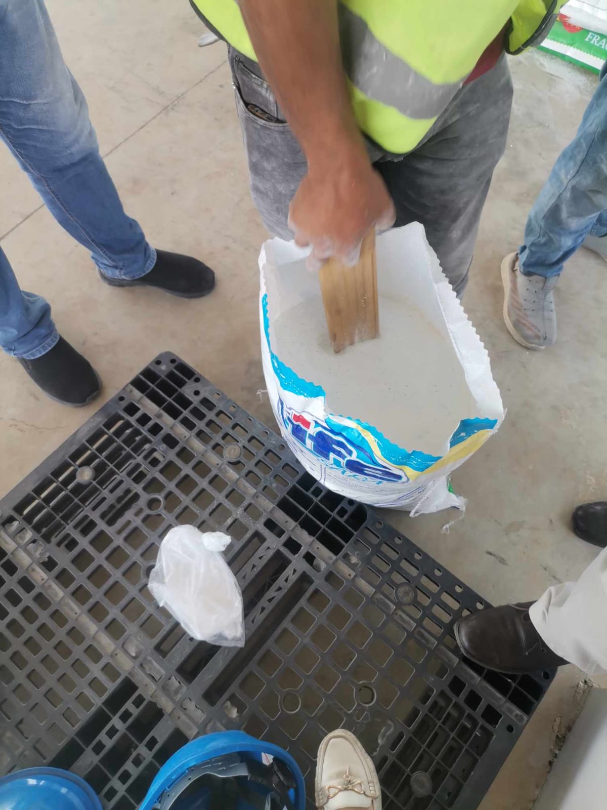 جمارك ميناء أكتوبر الجاف تحبط محاولة تهريب منظفات صناعية بتزوير مستندات