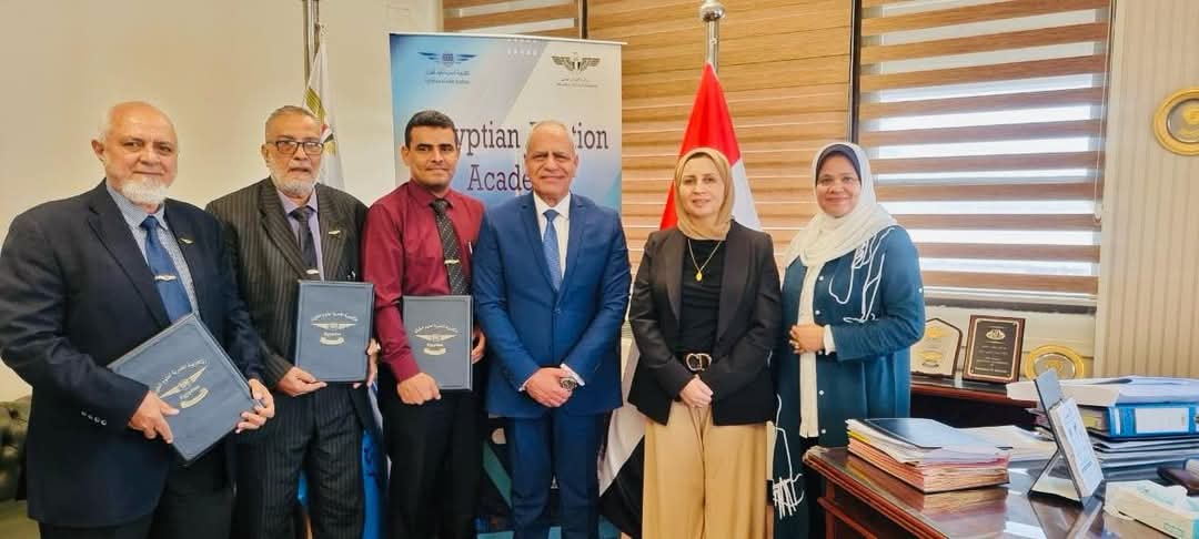 الأكاديمية المصرية لعلوم الطيران تحتفي بتخريج أطباء الخطوط اليمنية في دورة طب الطيران المتقدمة