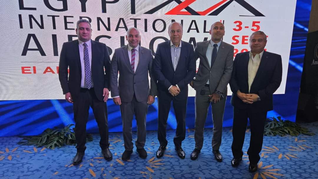 وفد تنسيقية شباب الأحزاب  يهنئ وزير الطيران على نجاح معرض العلمين للطيران والفضاء