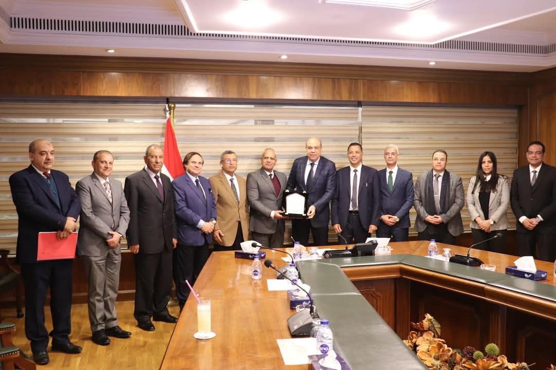 معهد هندسة وتكنولوجيا الطيران يناقش خطط التطوير ويلتقي وزير الطيران المدني