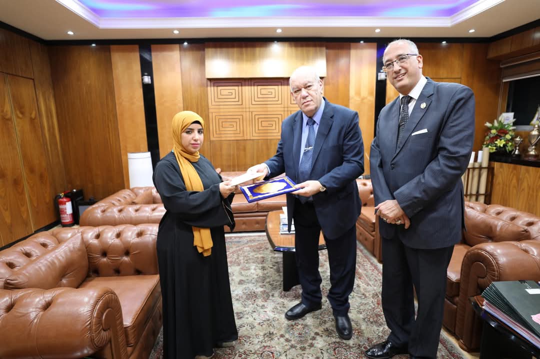 رئيس ميناء القاهرة يُكرّم مشرفة خدمات تقديرًا لموقفها الإنساني مع راكبة هندية