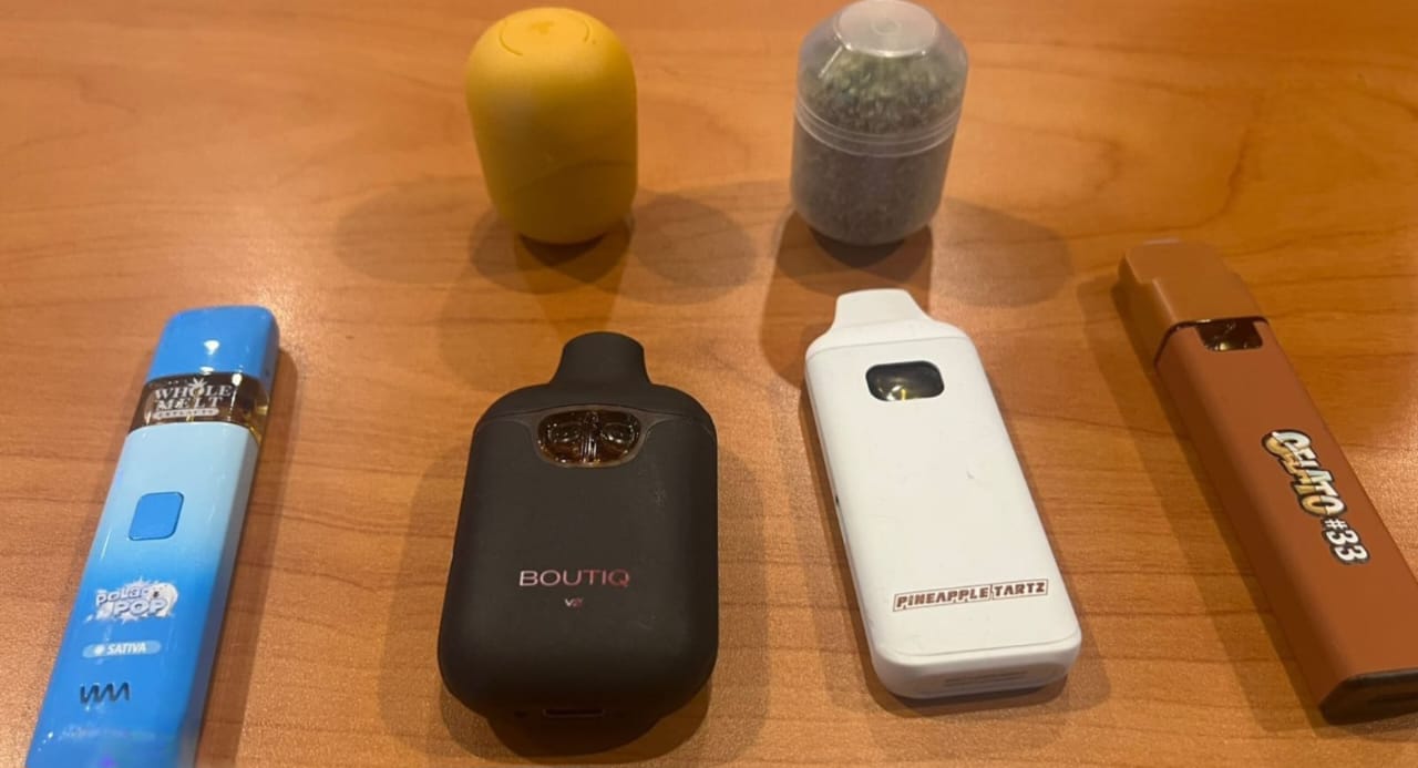 جمارك  مطار الغردقة تحبط محاولتي تهريب مواد مخدرة بحوزة راكبين أجنبيين