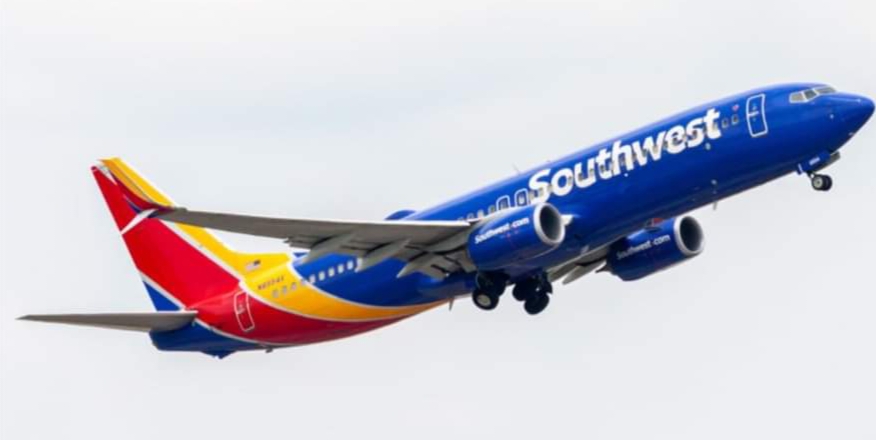 تحقيق في حادثة اقتراب خطير لطائرة من برج مراقبة في LaGuardia