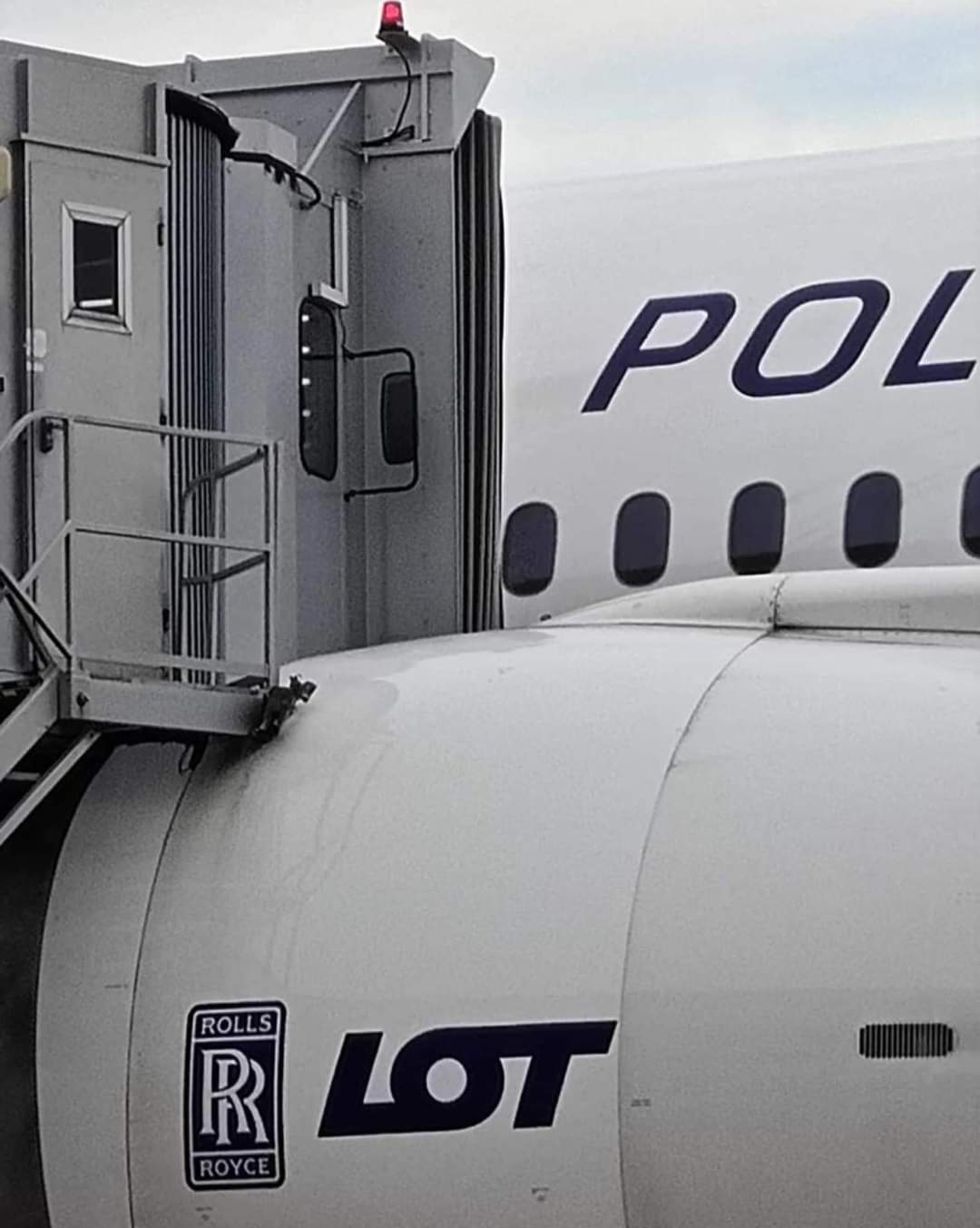 اصطدام طائرة الخطوط الجوية البولندية LOT بممر الركاب في مطار وارسو شوبان يتسبب بأضرار كبيرة