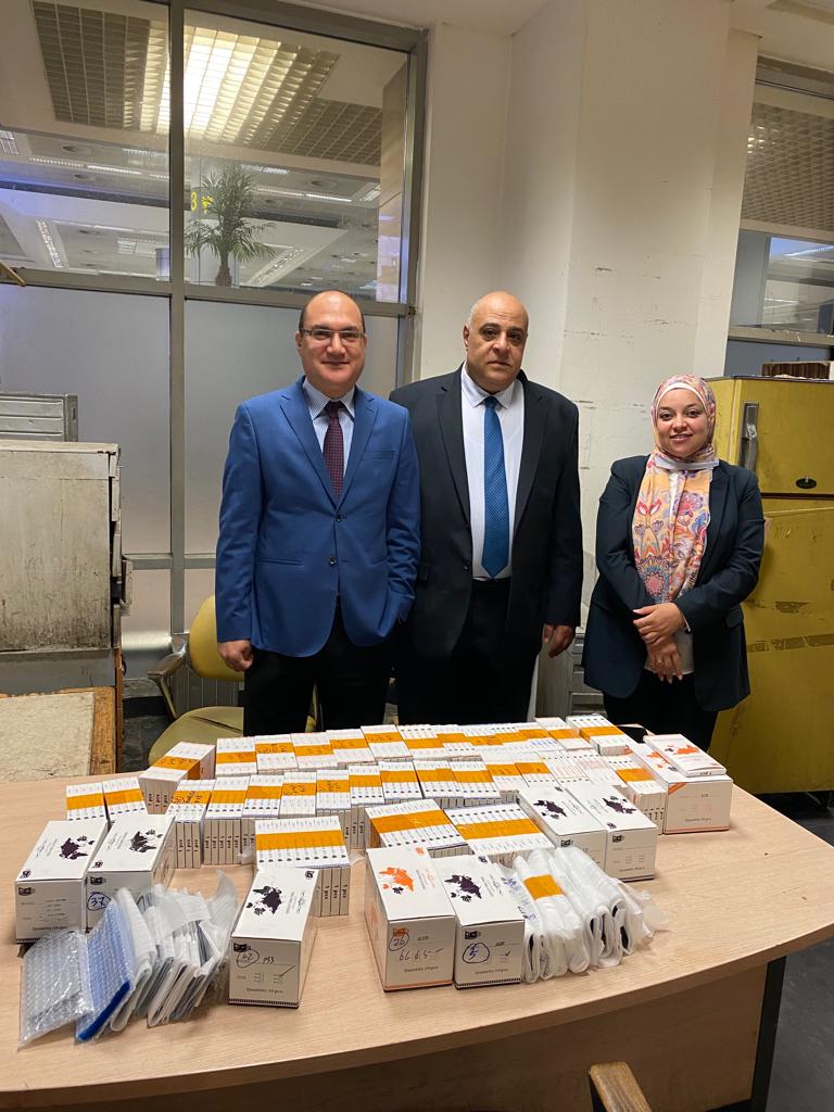 ضبط  افريقي حاول تهريب 330 شاشة و 90 اسكرينة تليفون محمول بمطار القاهرة