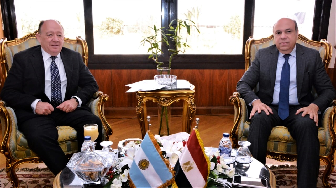 وزير الطيران  يلتقي سفير الأرجنتين بالقاهره لبحث التعاون المشترك في النقل الجوي