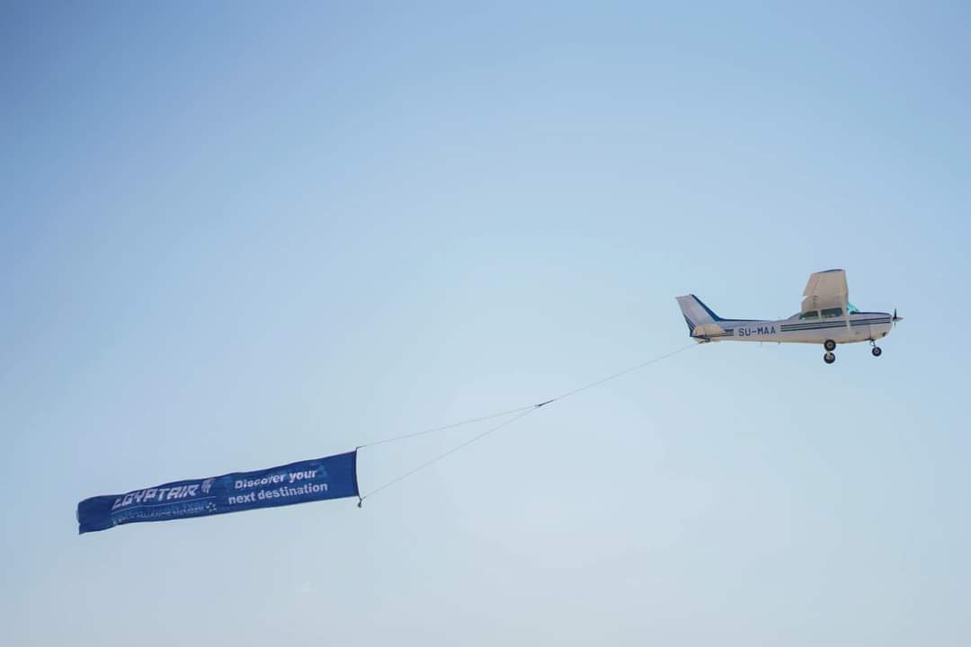 علم مصر للطيران يرفرف في سماء معرض مصر الدولي للطيران والفضاء