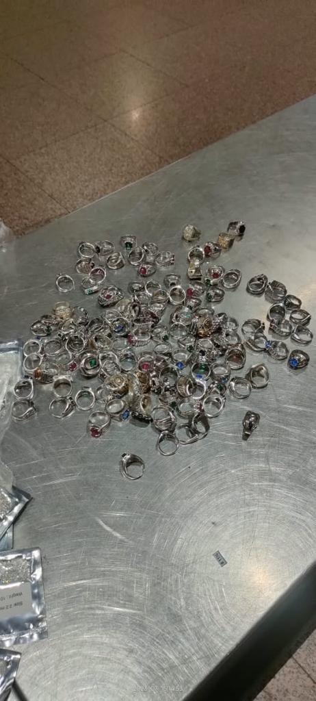 ضبط راكب حاول تهريب كمية كبيرة من الاحجار الكريمة والمشغولات الفضية