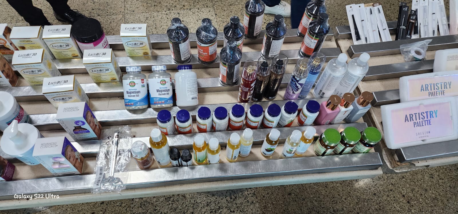 ضبط راكبة حاولت تهريب كمية من مستحضرات التجميل