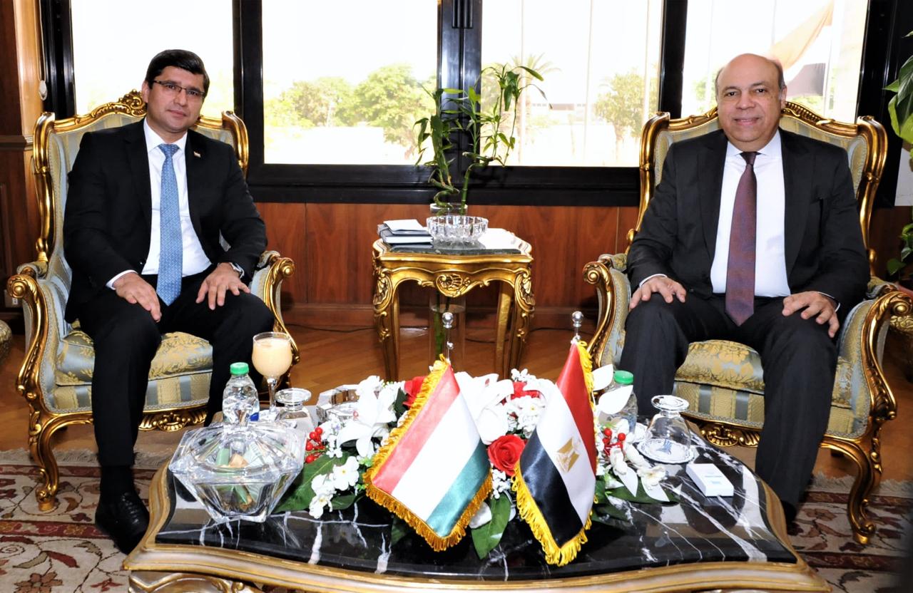 وزير الطيران المدني يبحث مع سفير طاجيكستان فرص التوسع في الربط الجوي بين البلدين