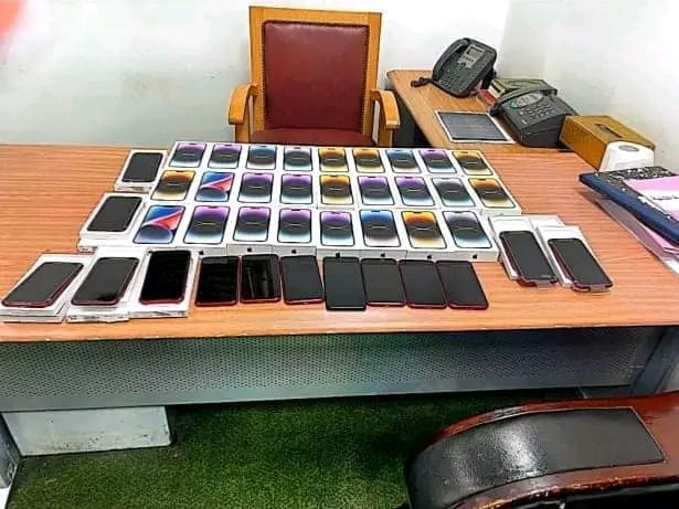 جمارك مطار برج العرب الدولى تضبط محاولة تهريب عدد من الهواتف المحمولة