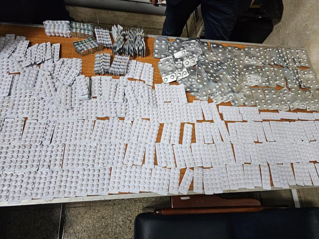 ضبط راكبة بحوزتها 455 شريط لعقارات مدرجة بجداول المخدرات