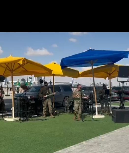 طيار أمريكي يُبهر الحضور بعرض موسيقي استثنائي في مطار العلمين في معرض مصر للطيران والفضاء"