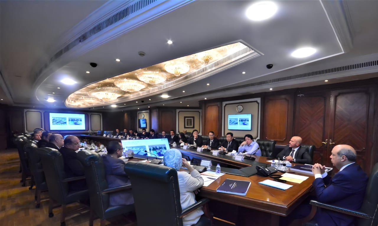 وزير الطيران  يبحث مع مسئولي "CSCEC" الصينية التعاون لتطوير المطارات المصرية