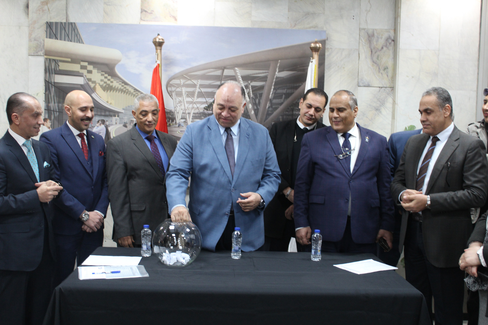 رئيس القابضة للمطارات يشهد إجراء قرعة الحج 2024 بالشركة